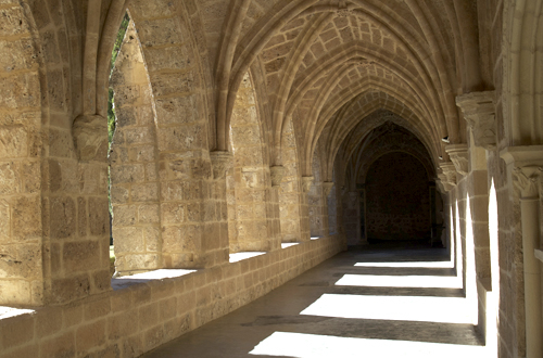 Vista interior galería norte claustro del monasterio de Piedra